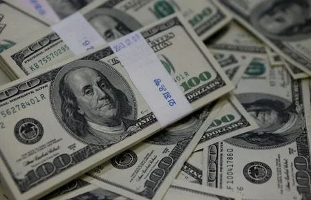 Dólar sobe com foco em perspectiva de juros após dados econômicos no Brasil e no exterior