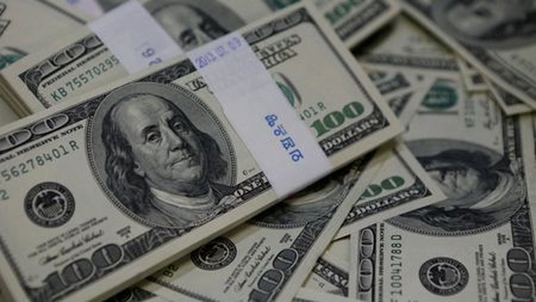 Dólar sobe com foco em perspectiva de juros após dados econômicos no Brasil e no exterior