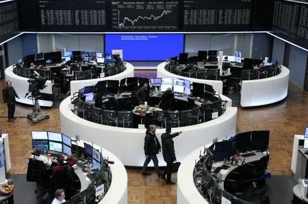 Ações europeias sobem, mas dados de inflação persistente limitam ganhos