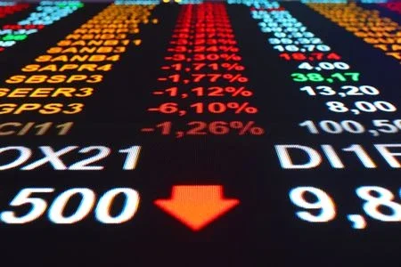 Ibovespa recua 1% apesar de dividendo robusto da Petrobras; EDP Brasil dispara