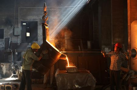 Minério de ferro muda de rumo e registra ganhos com produção de aço em alta