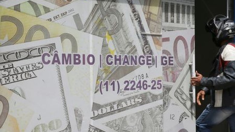 Dólar tem viés negativo frente ao real com expectativa por arcabouço fiscal