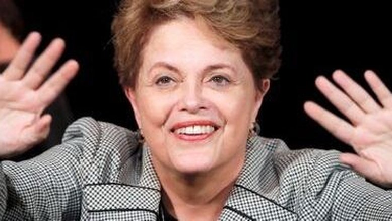 Ex-presidente do Brasil Dilma Rousseff acena durante comício, em Paris, França
