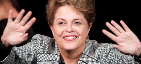 Ex-presidente do Brasil Dilma Rousseff acena durante comício, em Paris, França