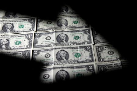 Dólar à vista tem leve alta com investidores à espera de desdobramentos do arcabouço