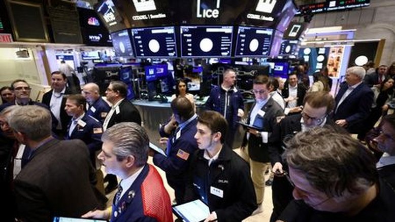 Wall Street fecha com índices mistos à espera de dados de inflação