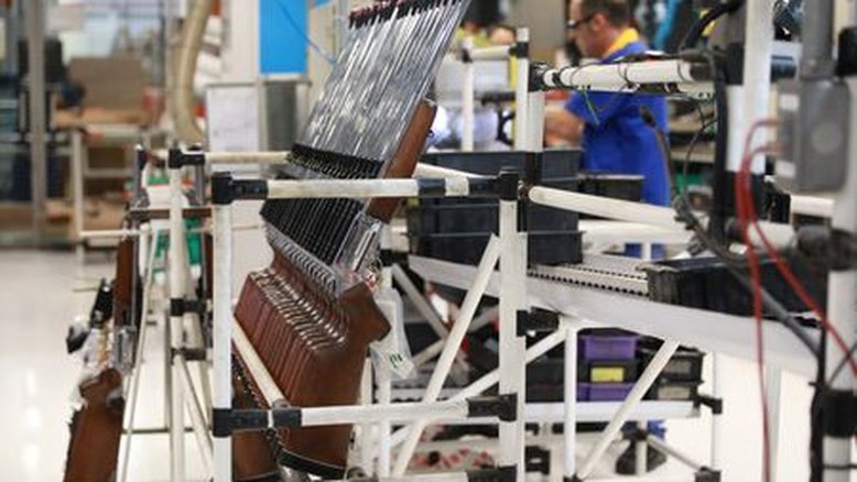 Trabalhador na fábrica da Taurus, em São Leopoldo
