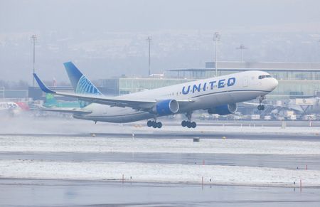United Airlines adota novo sistema de embarque e irrita parte dos passageiros