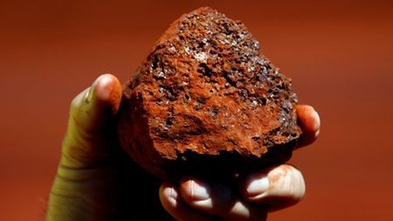 Minério de ferro cai com oferta crescente e preocupações com mais regulamentação