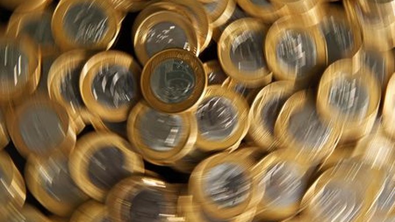 Taxas futuras de juros caem em sintonia com o exterior e à espera do Copom