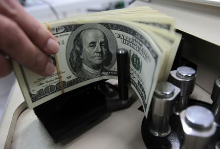 Dólar cai ante real com fluxo de entrada de moeda e ajuste de posições