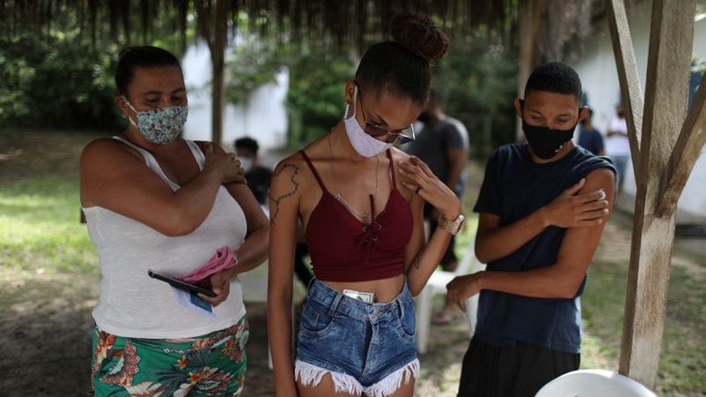 Vacina chega a quilombolas no RJ enquanto Covid-19 devasta o Brasil