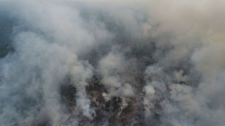PM mobiliza metade de sua frota de helicópteros no combate aos incêndios em SP