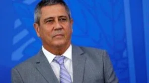 Braga Netto teria entregado dinheiro em uma sacola de vinho para financiar golpe