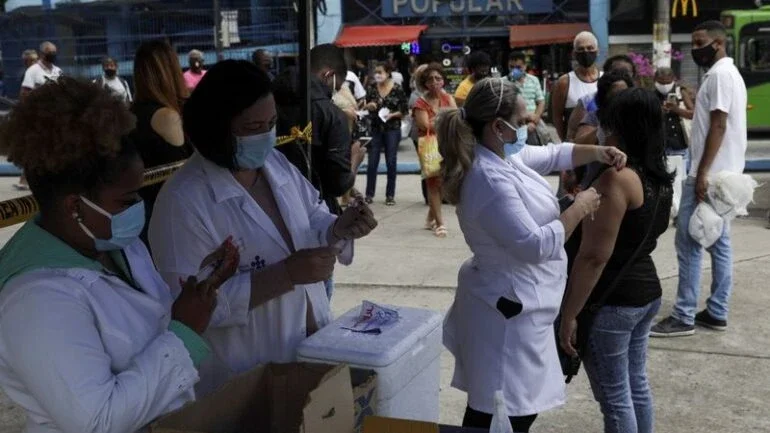 Covid-19 desacelera no Brasil, mas relaxamento pode reverter avanços, diz Opas