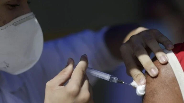 Número de vacinados contra a covid-19 chega a 31,87 milhões, 15% da população