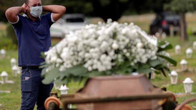 Brasil chega a 600 mil mortos pela Covid-19