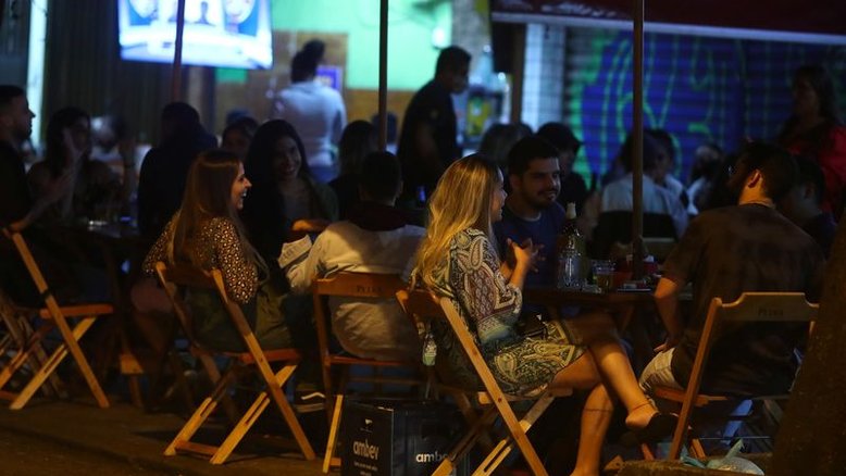 Brasil repete erro com flexibilização "irresponsável" e arrisca aprofundar crise da Covid