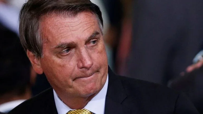Bolsonaro é hospitalizado para investigar origem de soluços, diz nota da Presidência