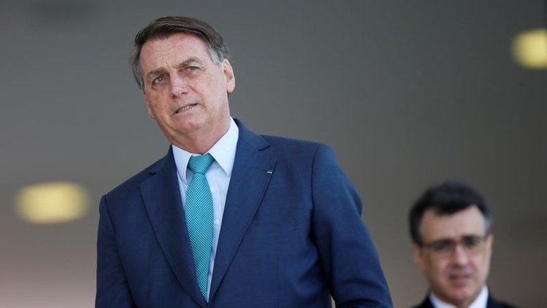 Bolsonaro diz que "briga" é com Barroso e volta a atacar presidente do TSE