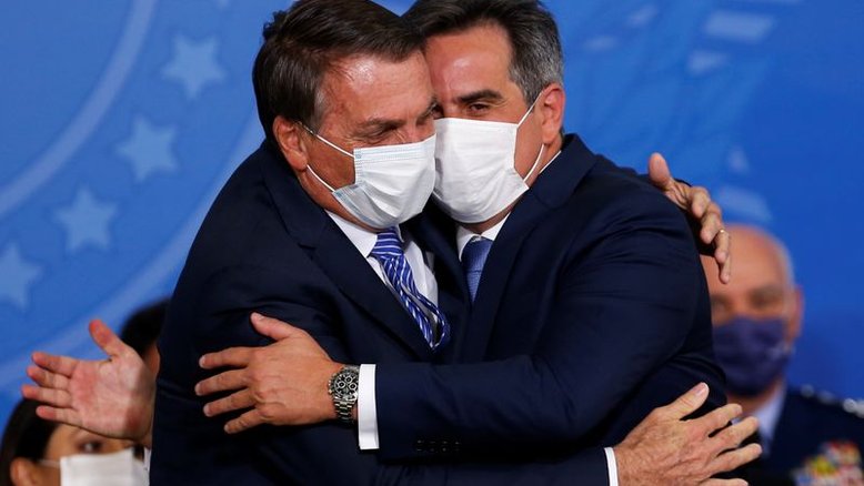 Progressistas e PL travam duelo por filiação do clã Bolsonaro
