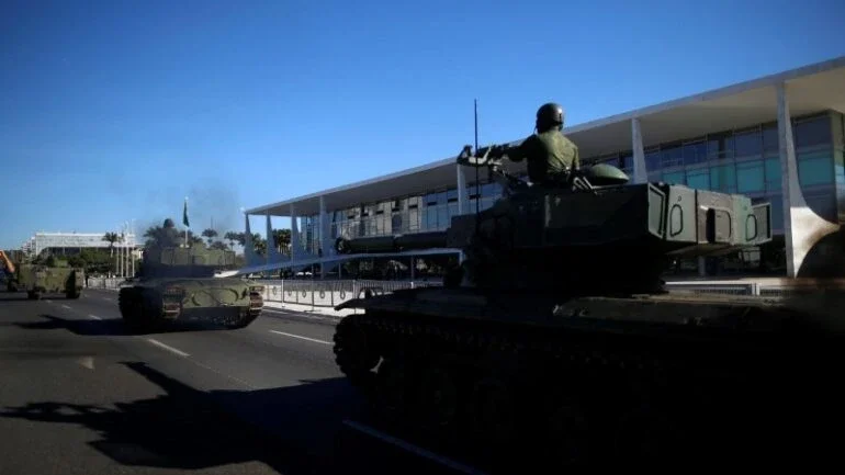 Bolsonaro assiste desfile militar em dia de votação da PEC do voto impresso e irrita parlamentares