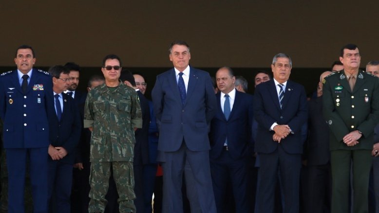Militares, quando se metem na política, termina em golpe