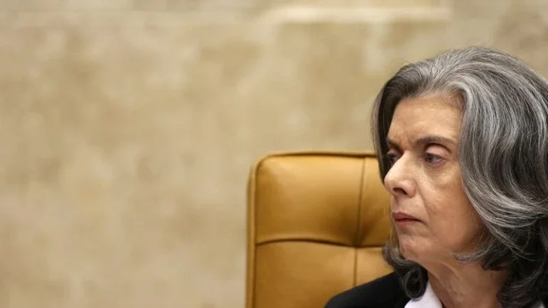 Cármen Lúcia dá 24 horas para PGR se manifestar sobre notícia-crime contra Bolsonaro