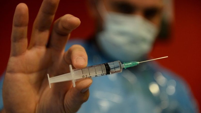 Prefeitura investiga se homem tomou 5 doses de vacinas no Rio de Janeiro