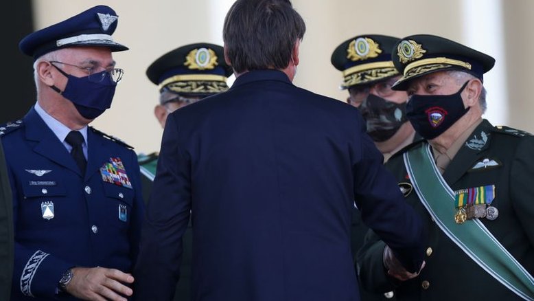 Bolsonaro diz que Exército nunca faltará ao povo e afirma entender militares