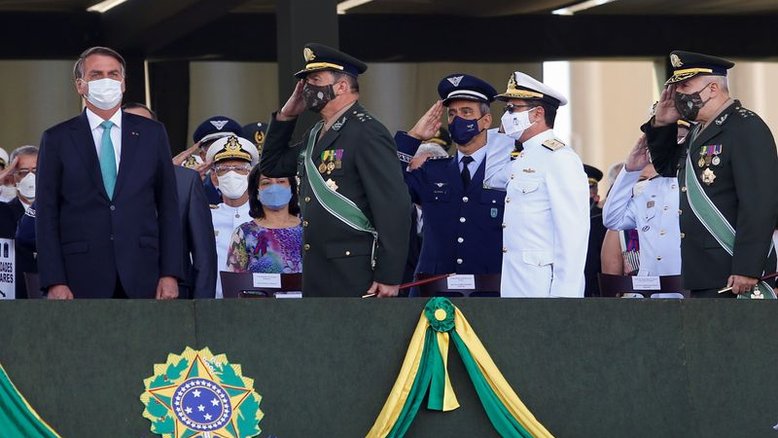 Bolsonaro diz ter orgulho de ser comandante das Forças Armadas e ter Alto Comando preocupado com país