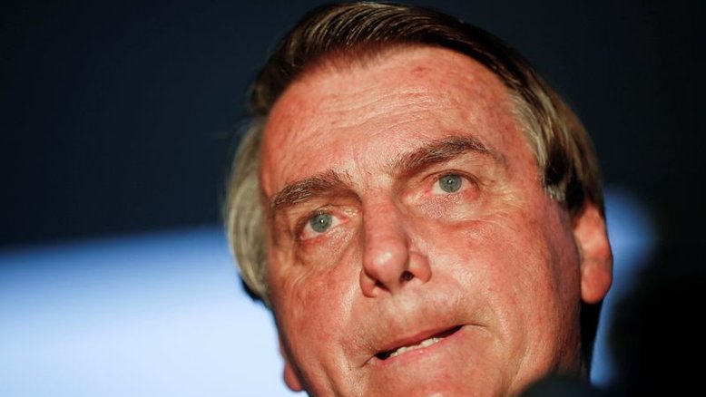 Sob investigação, Bolsonaro diz que Moraes prepara "sanção restritiva" contra ele