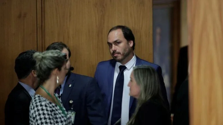 Justiça quebra sigilos de Carlos Bolsonaro em investigação sobre suspeita de funcionários fantasmas