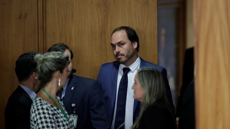 Justiça quebra sigilos de Carlos Bolsonaro em investigação sobre suspeita de funcionários fantasmas