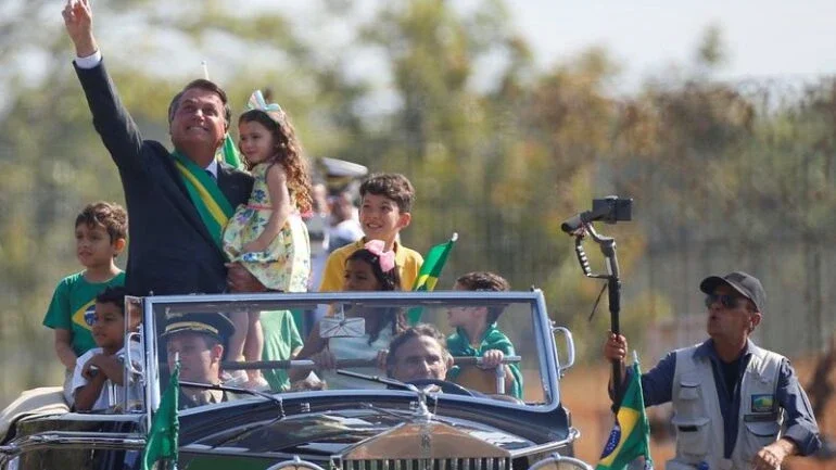 Sem licitação, Piquet recebe R$ 6 milhões do governo e doa R$ 500 mil a Bolsonaro