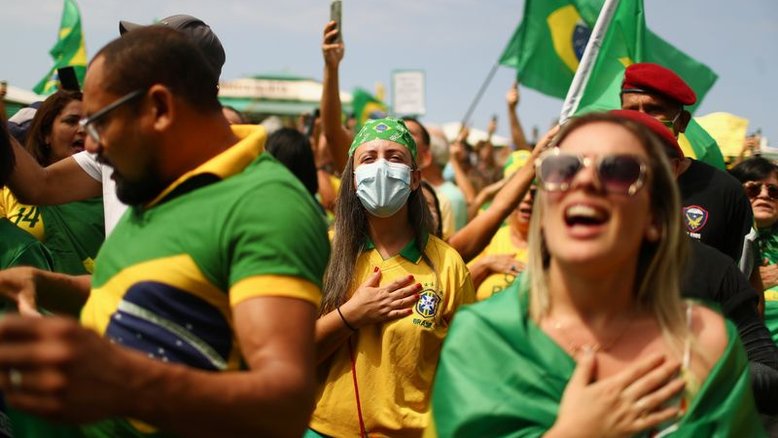 Ato pró-Bolsonaro ocupa Copacabana; manifestantes contrários protestam no centro do Rio
