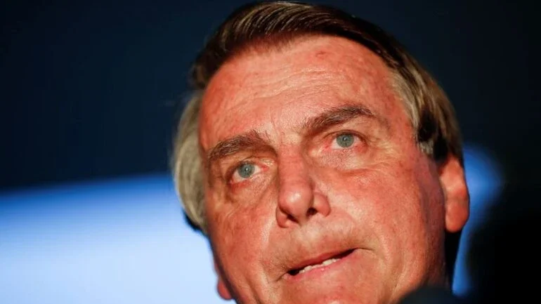 Bolsonaro avisa que vetará quarentena eleitoral a policiais, juízes e militares