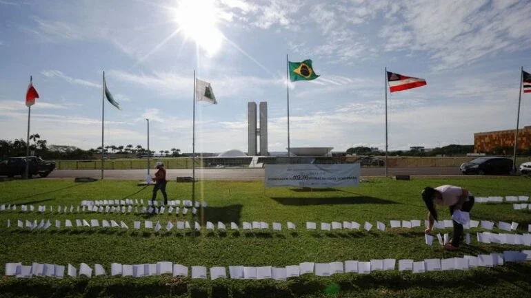 Brasil registra 12.969 novos casos e mais 390 mortes por Covid