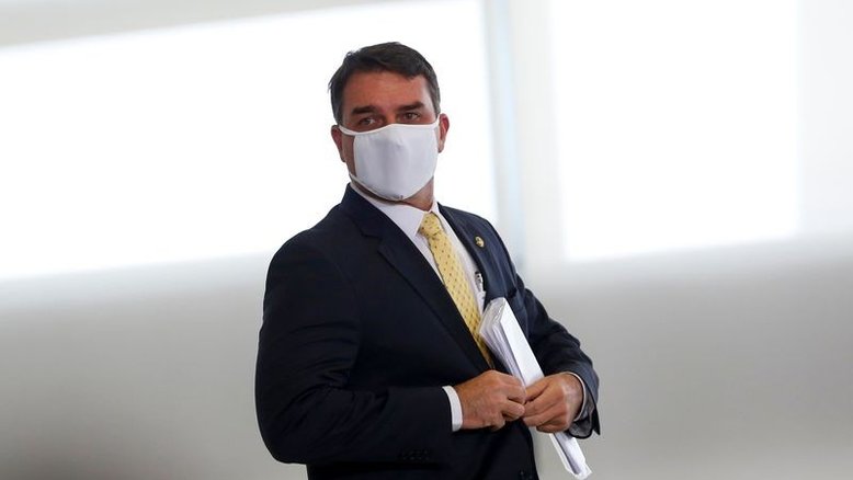 Bolsonaro sabia de espionagem de auditores para proteger Flávio no caso das 'rachadinhas', diz PF