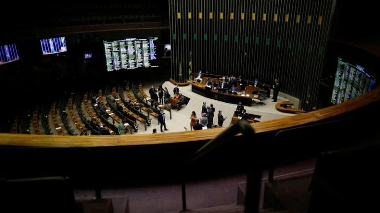 Câmara vai pagar R$ 692 mil em camas e mesas para deputados