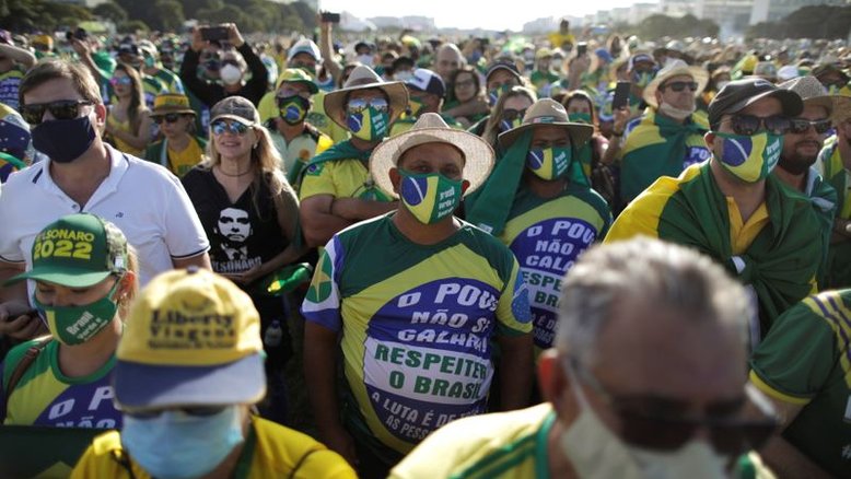 Bolsonaro diz que povo é o maior poder e volta a defender fim de restrições de circulação