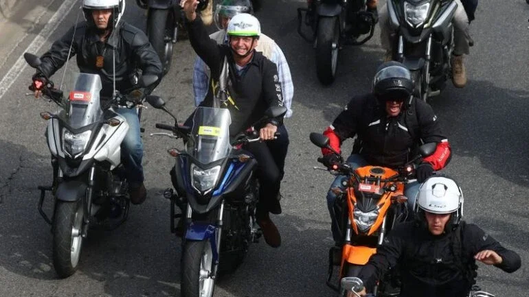 Bolsonaro participa de "motociata" no Rio e reitera que pode tomar medidas para garantir direitos