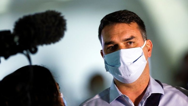Flávio Bolsonaro deixa Republicanos e aguarda definição do pai sobre novo partido