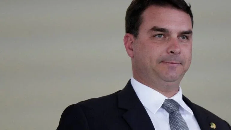 Flávio Bolsonaro pede ao STF que adie julgamento sobre foro nas 