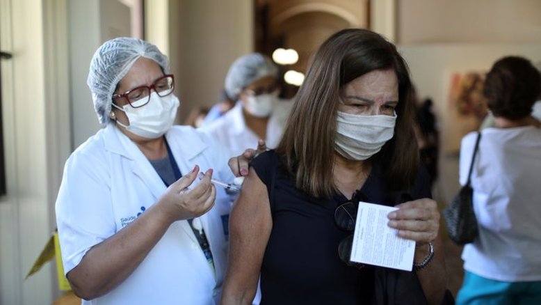 Rio vacinará todos os adultos com 1ª dose contra Covid até 31 de agosto, diz Paes