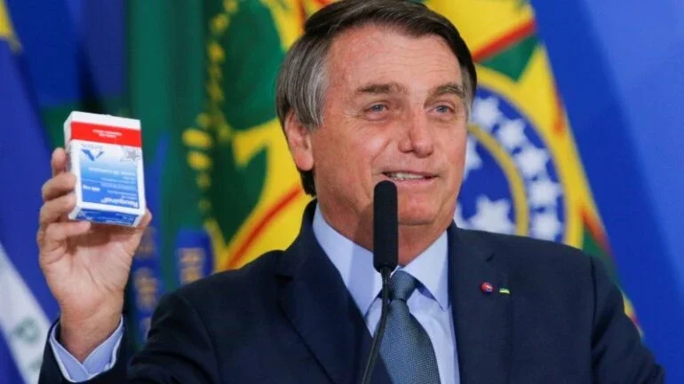 Bolsonaro critica CoronaVac e volta a defender remédios sem eficácia contra Covid