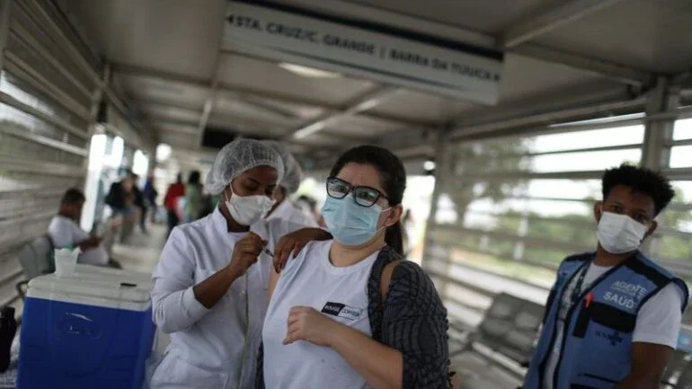 Brasil registra 105.776 novos casos e mais 816 mortes por Covid-19