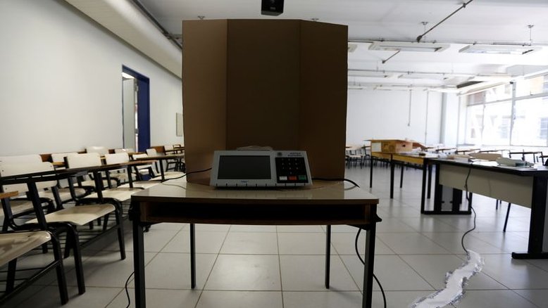 TSE volta a proibir celular, mesmo desligado, na cabine de votação