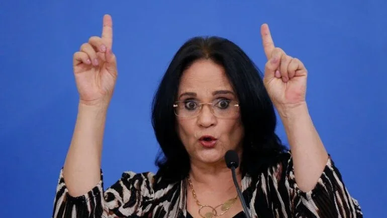 Damares Alves discursa durante cerimônia no Palácio do Planalto