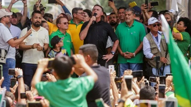 Devemos botar ponto final em abuso de outro Poder, diz Bolsonaro em comício
